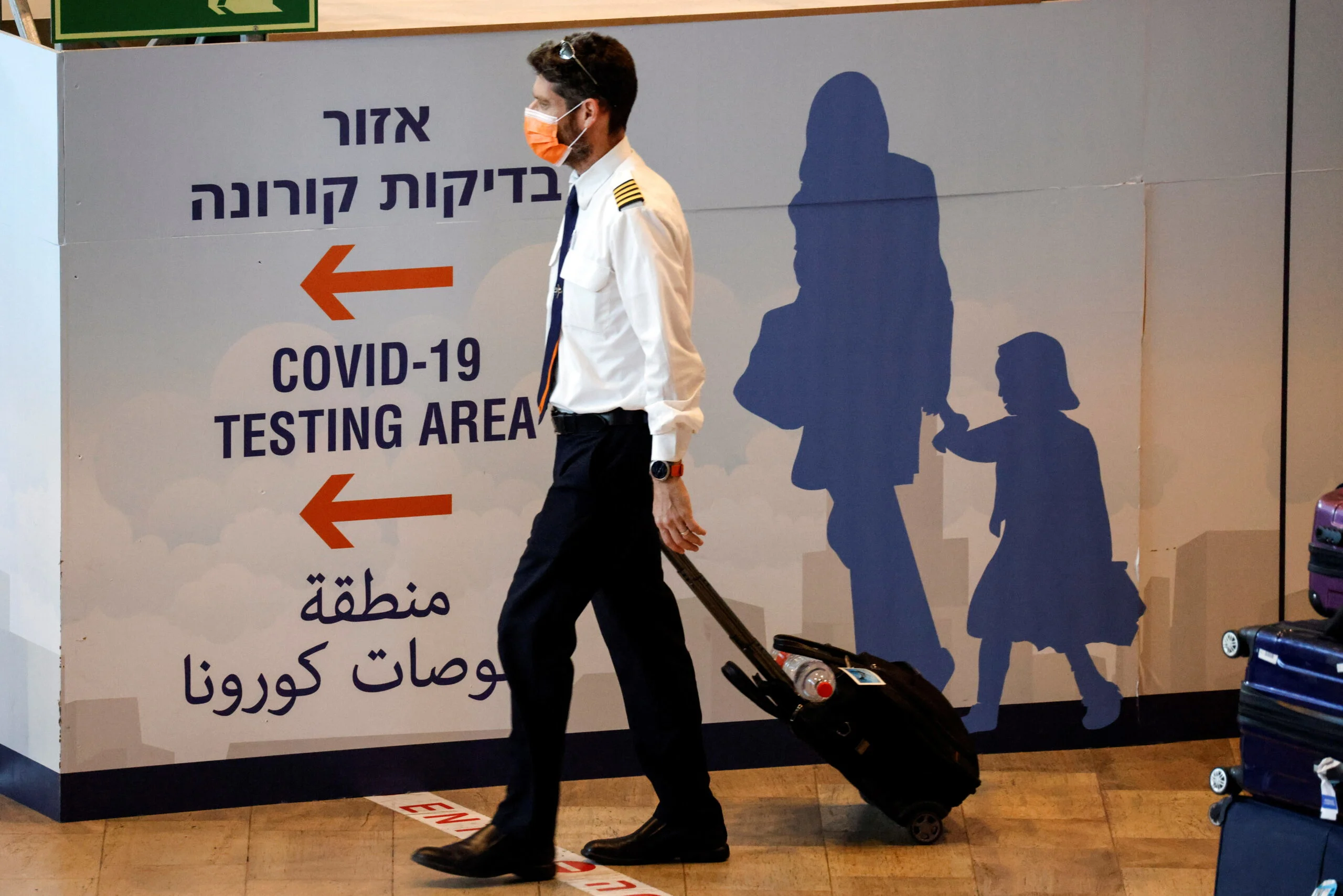 יוצאים מאולם טרמינל הנוחתים בנתב''ג