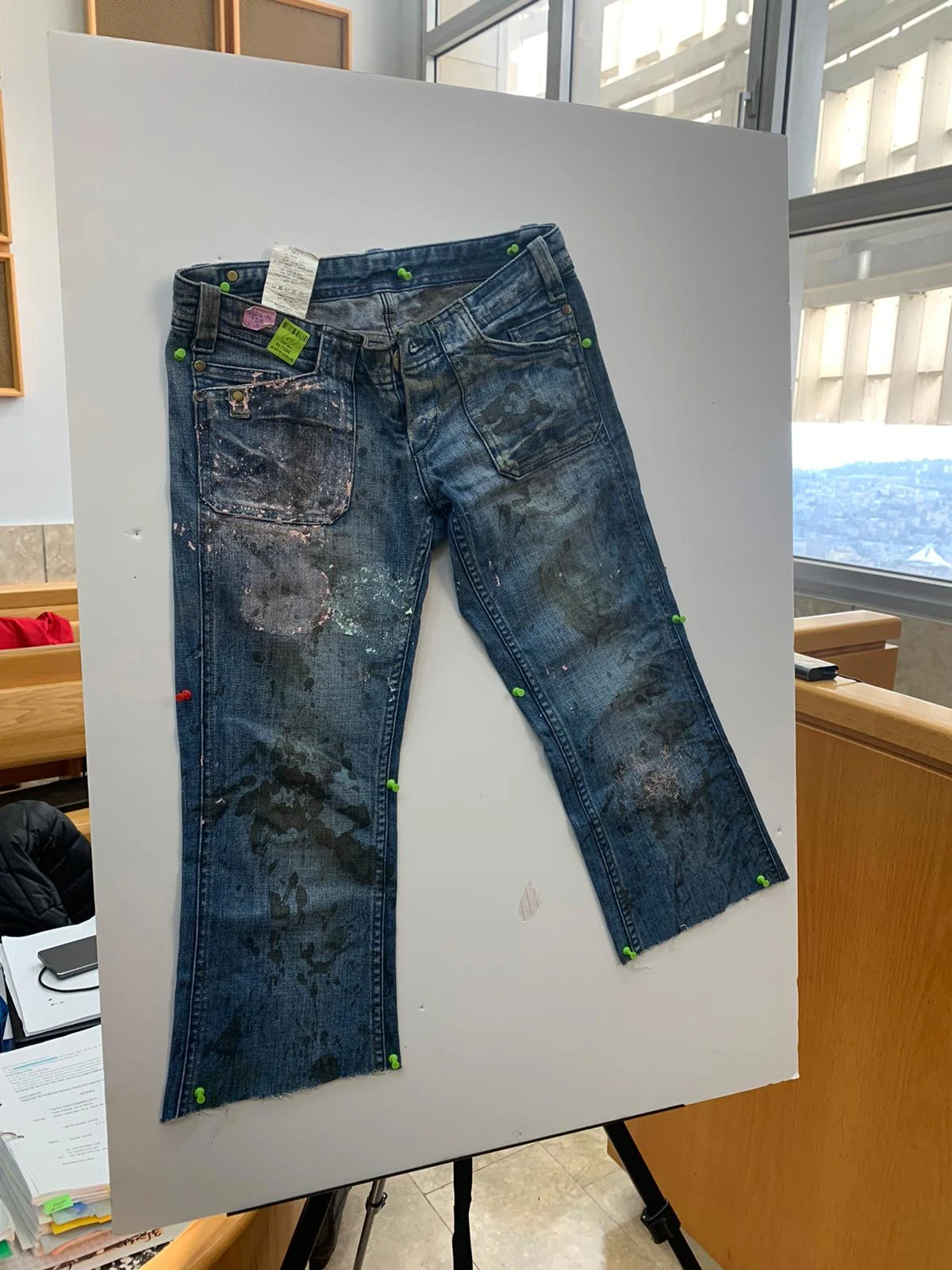 המכנסיים שלבשה תאיר ראדה ביום הרצח