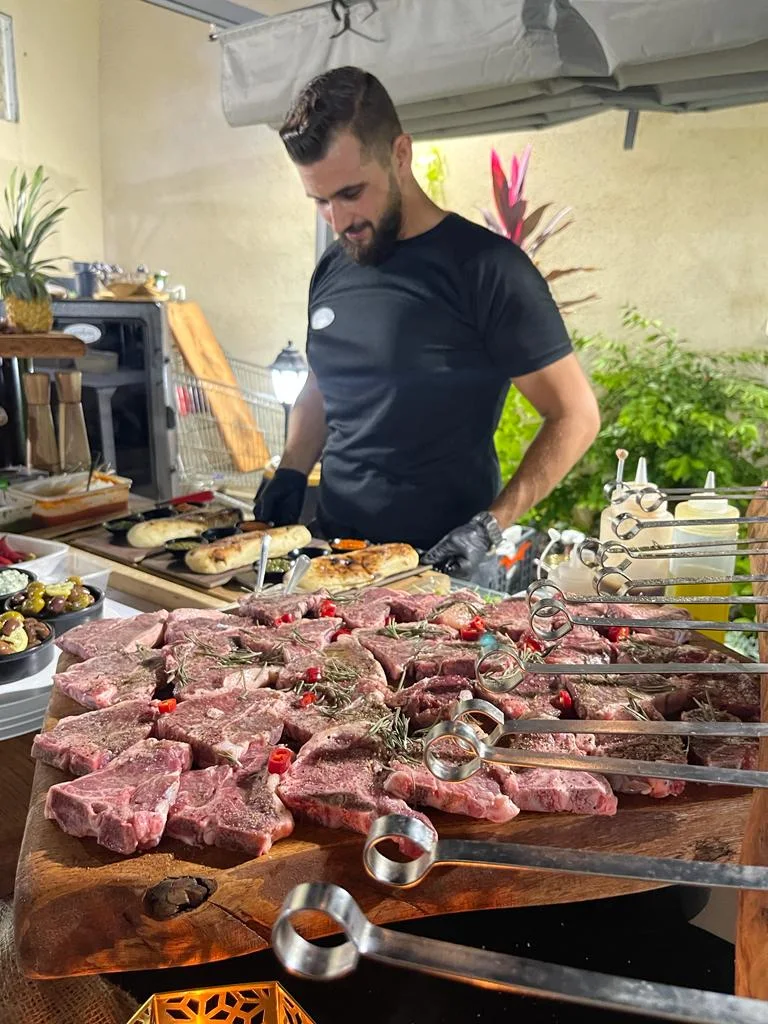 שף מייקל רומנו עם בשרים פרימיום