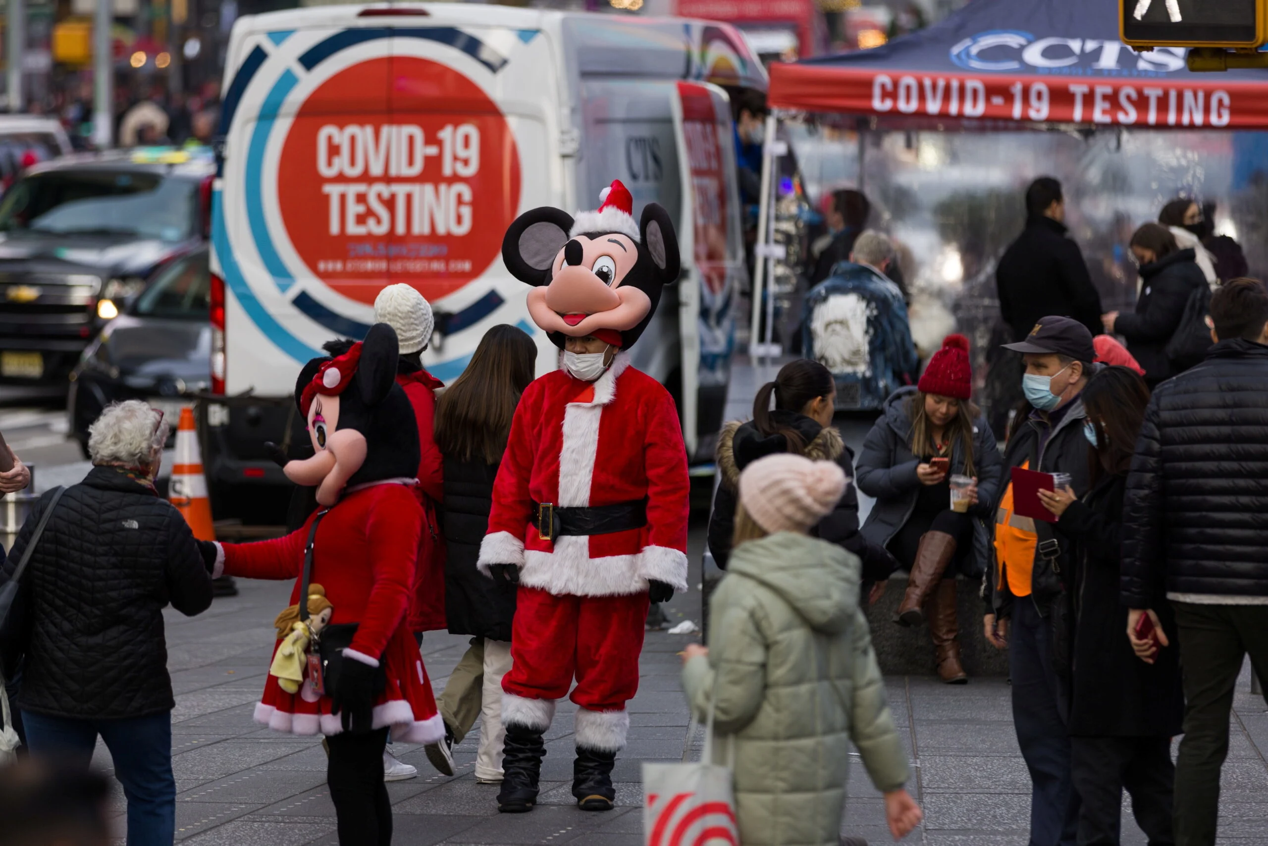 חג המולד במתחם בדיקות קורונה בניו יורק