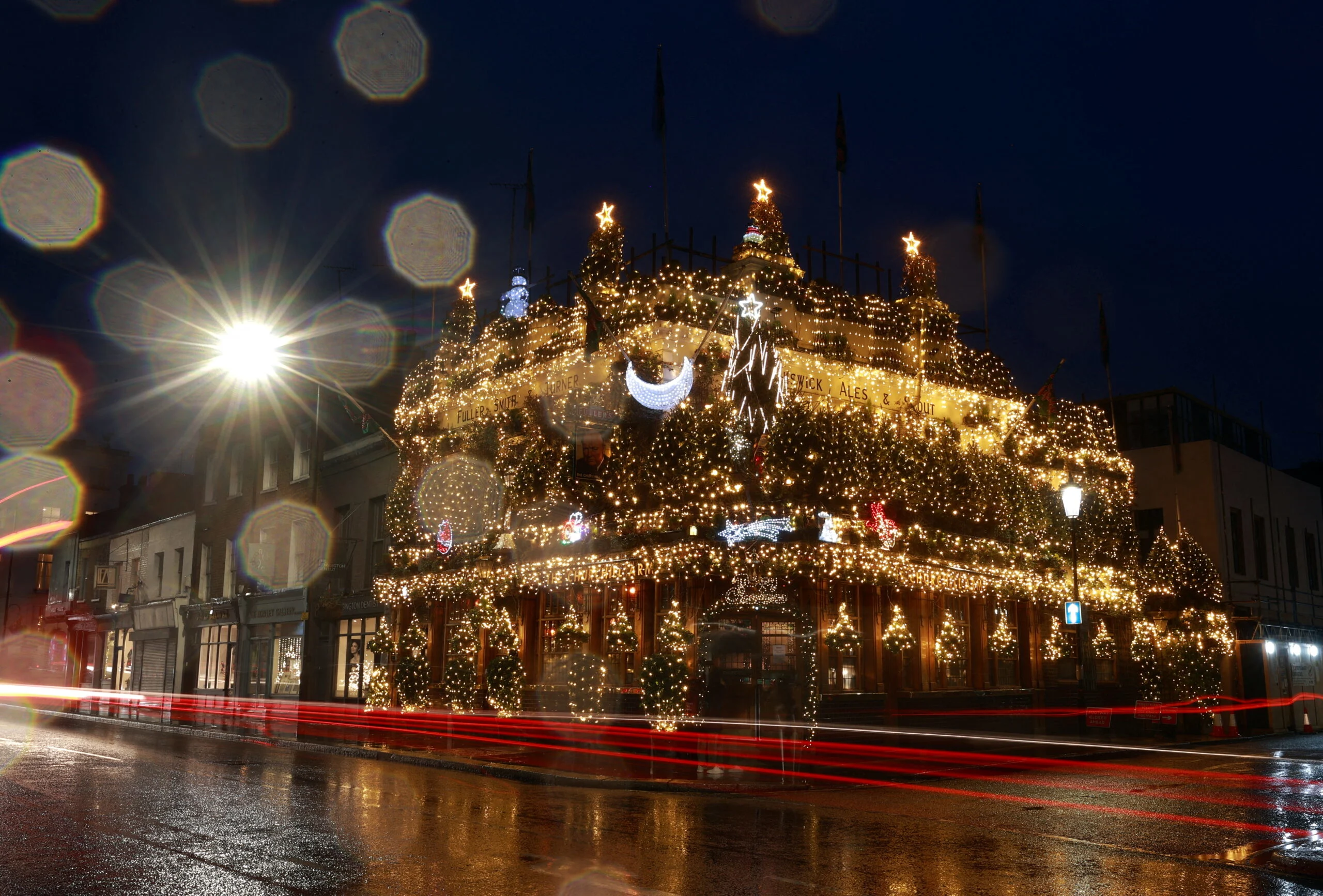 פאב צ'רצ'יל לונדון חג המולד אנגליה בריטניה