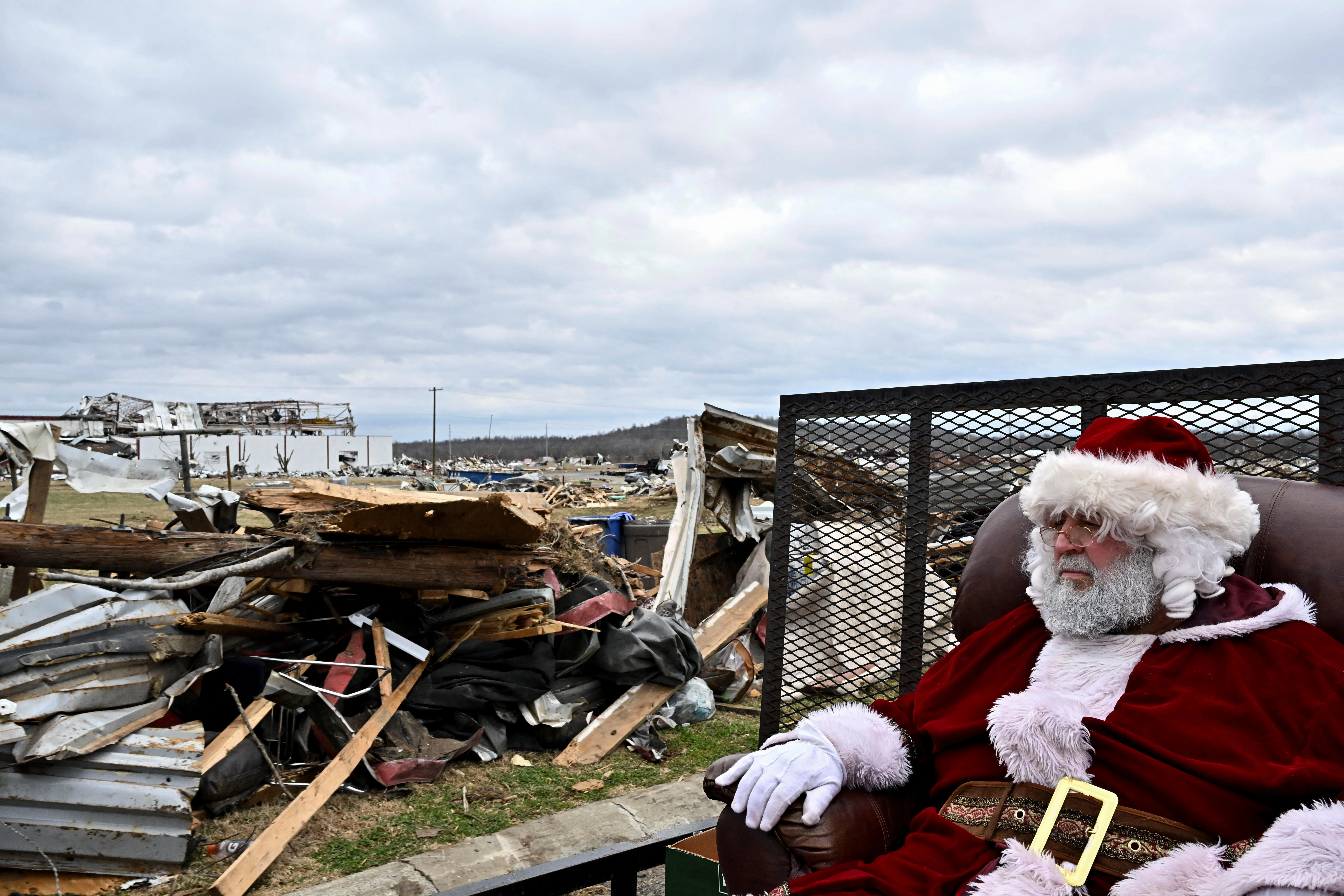 סנטה קלאוס חג המולד הריסות סופה סופת טורנדו ארה''ב