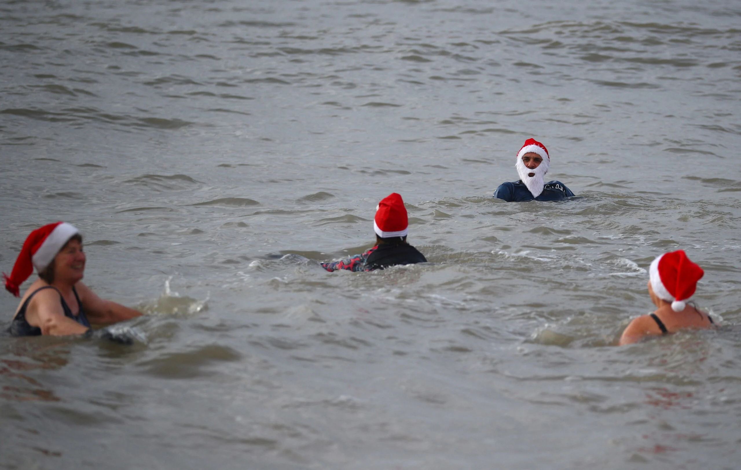 חג המולד בריטניה אנגליה ברייטון ביץ' ים טבילה