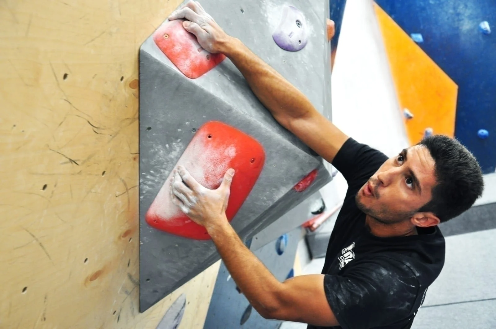 איתי ארביב מטפס על קיר טיפוס