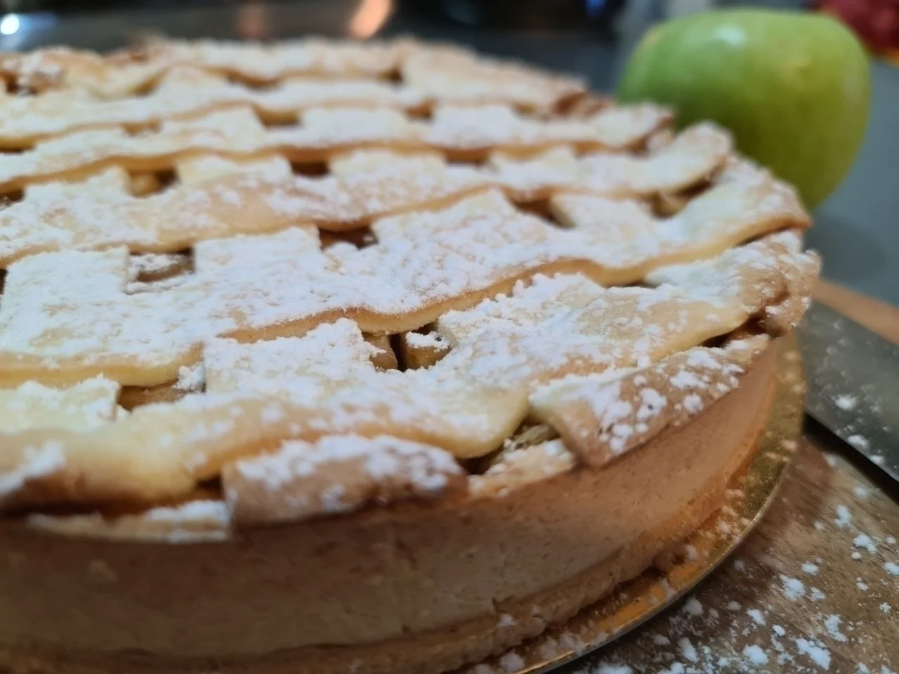 פאי תפוחים אנגלי במילוי תפוחים מקורמלים, קינמון וסוכר חום (ניתן לעשות גם בגרסה טבעונית) של השפיגלרית