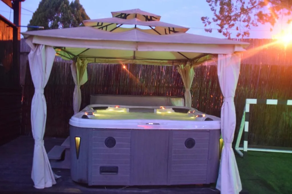 ג'קוזי לאור הכוכבים באחוזה בירדן