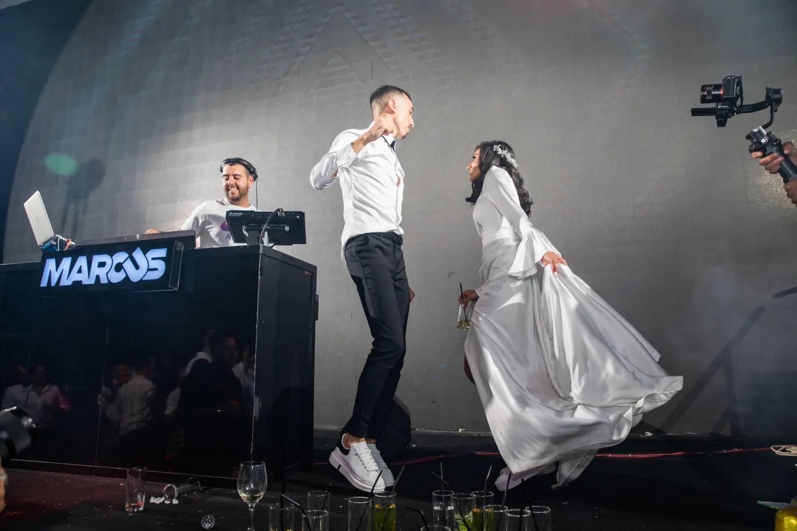 דיג'יי מרקוס מרקיד את החתן והכלה
