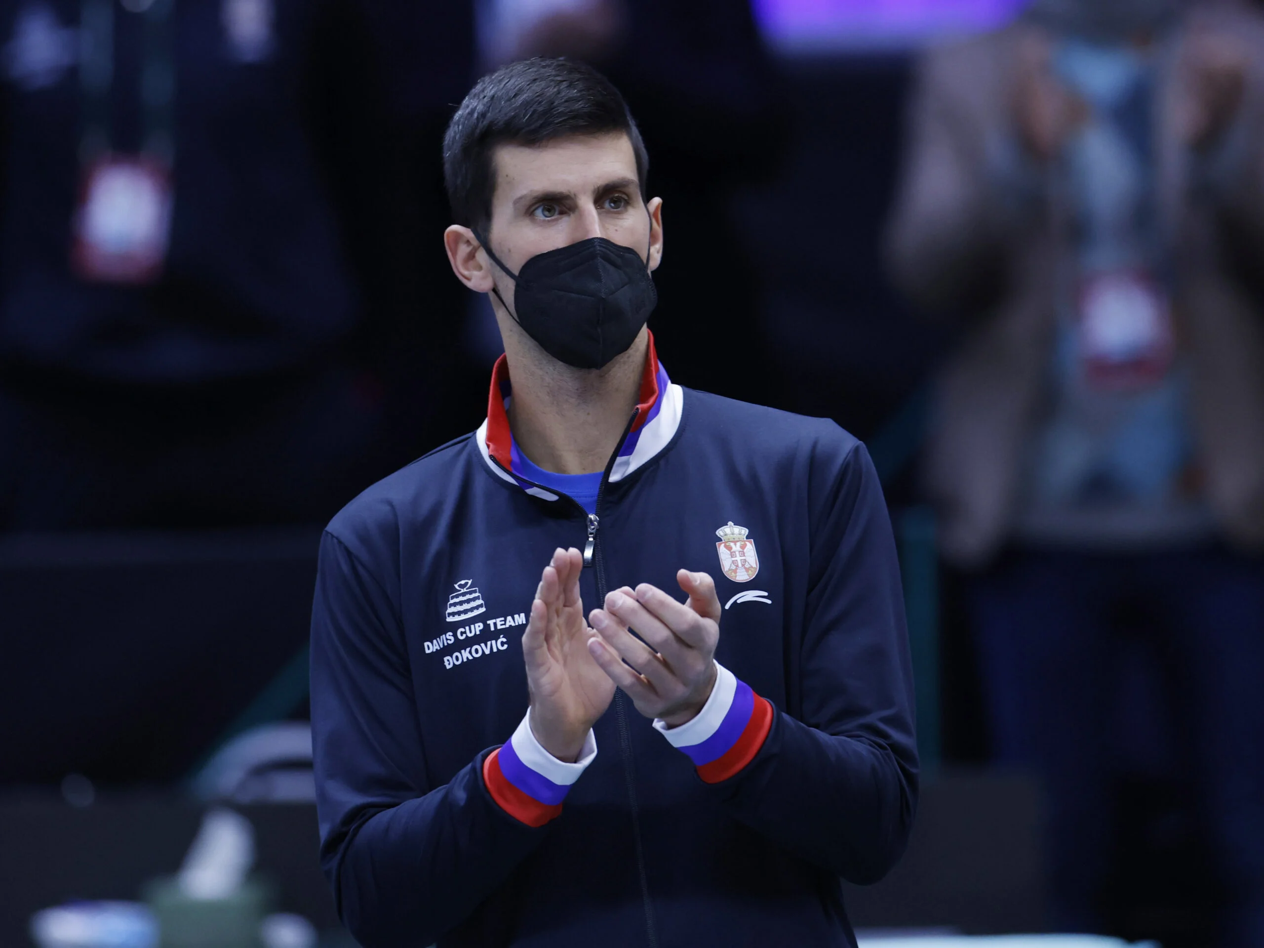 נובאק ג'וקוביץ' עוטה מסכה