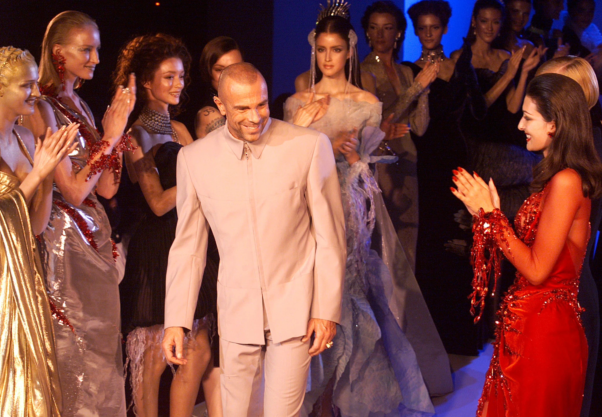 המעצב הצרפתי מקבל תשואות מהדוגמניות שלו לאחר הצגת הקולקציה בשנת 2000