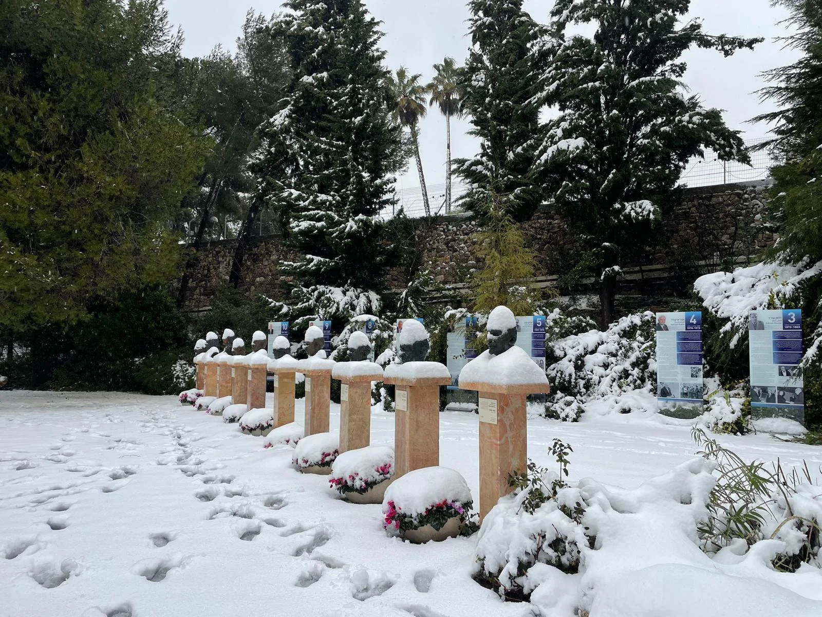 פסלי הנשיאים בבית הנשיא בירושלים