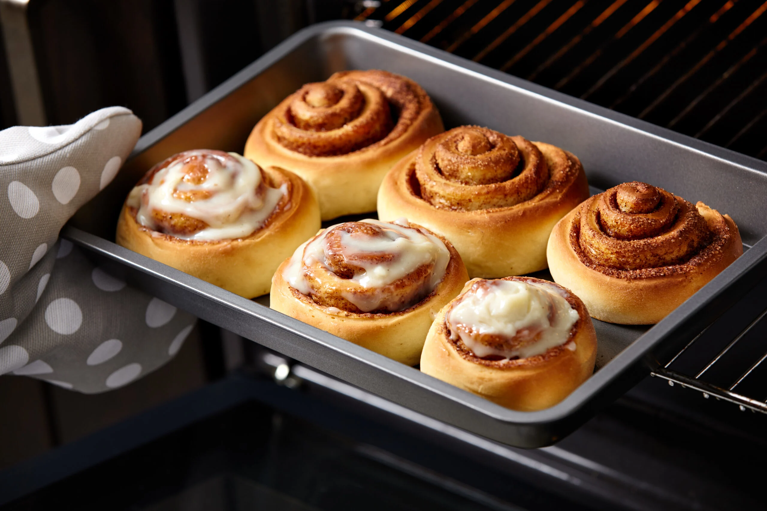 Fresh,bakery.,cinnamon,rolls,are,oiled.,homemade,cinnabon.
