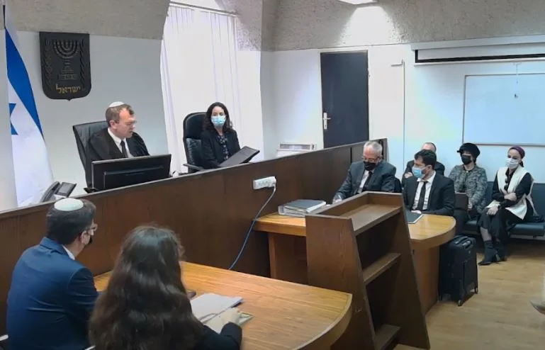 אריה דרעי בפני שופט שמקריא את גזר הדין