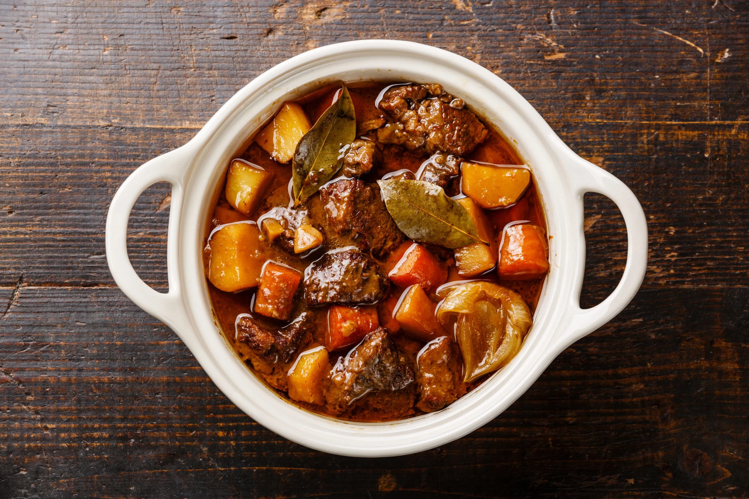 Beef,meat,stewed,with,potatoes,,carrots,and,spices,in,ceramic
