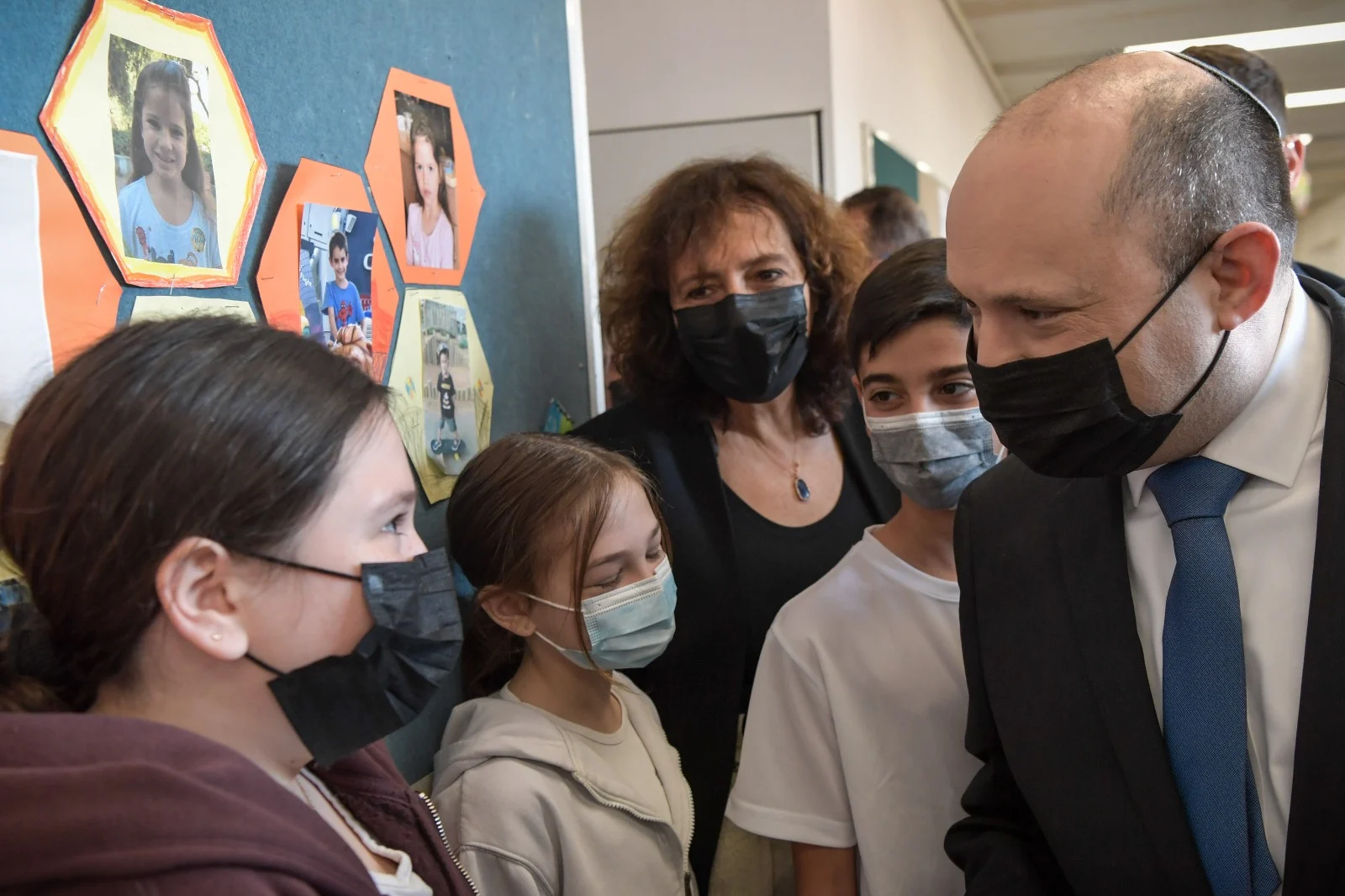 נפתלי בנט בביקור בבית ספר יסודי בכפר סבא