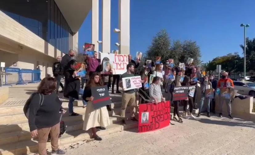 הפגנת הורים מחוץ לבית המשפט במהלך דיון בחשד להתעללות בגן בפתח תקווה