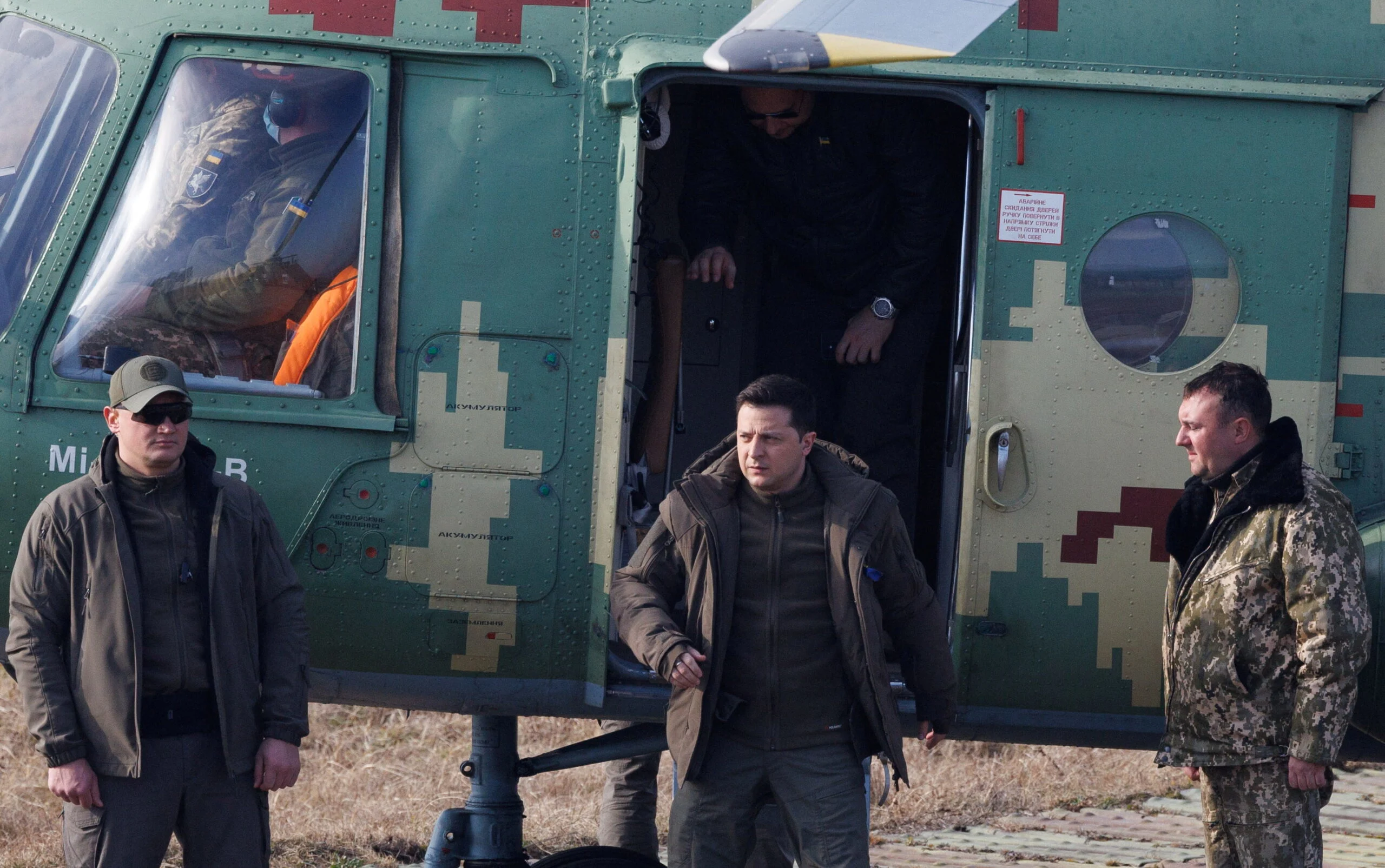 נשיא אוקראינה ולודימיר זילנסקי מבקר את כוחות הצבא