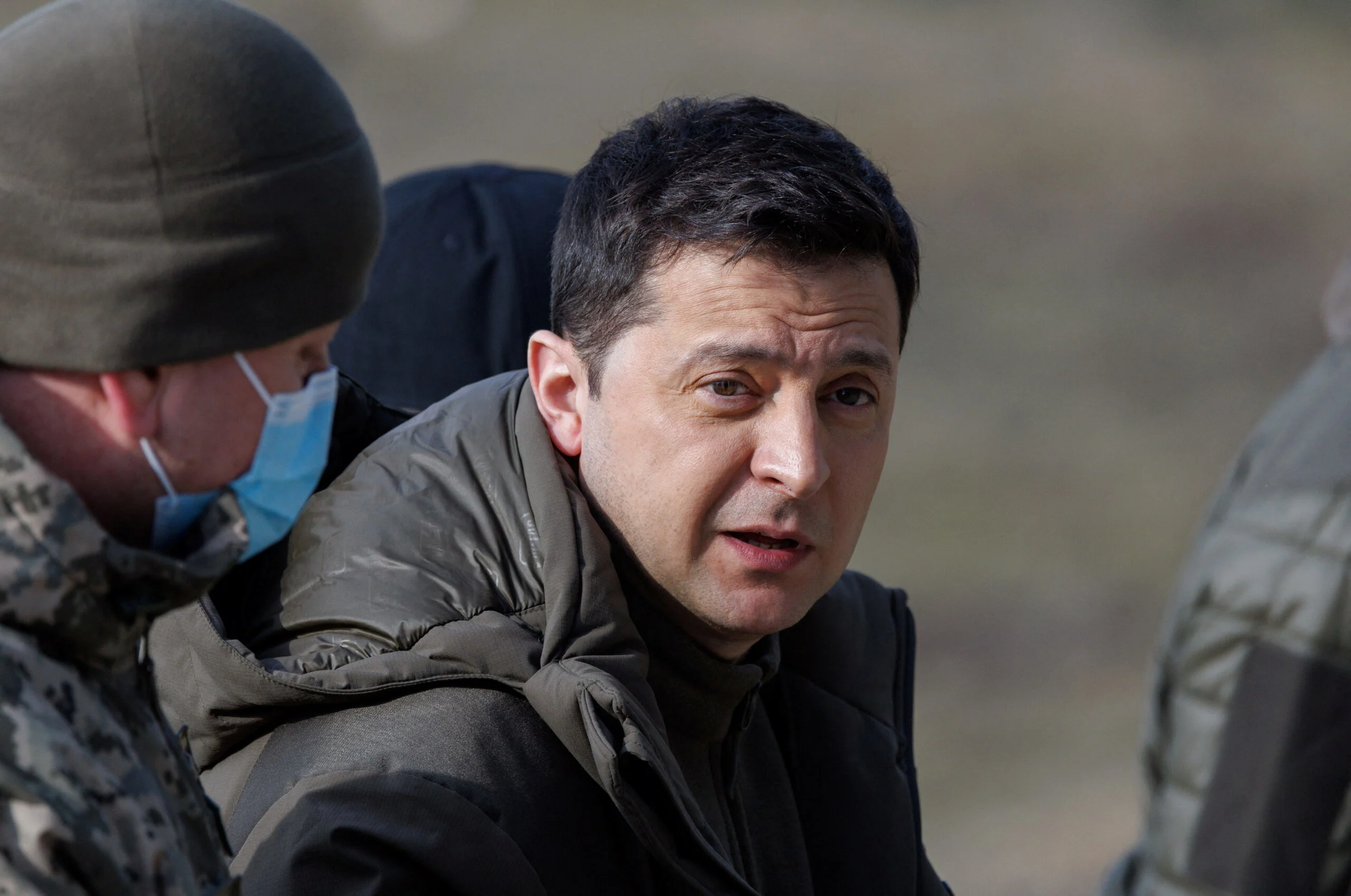 נשיא אוקראינה ולודימיר זילנסקי מבקר את כוחות הצבא