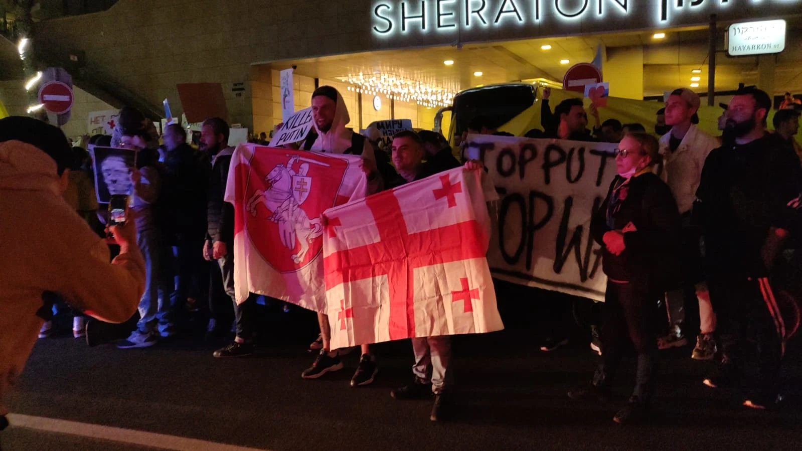 מפגינים מניפים את דגל גאורגיה מול השגרירות הרוסית בתל אביב