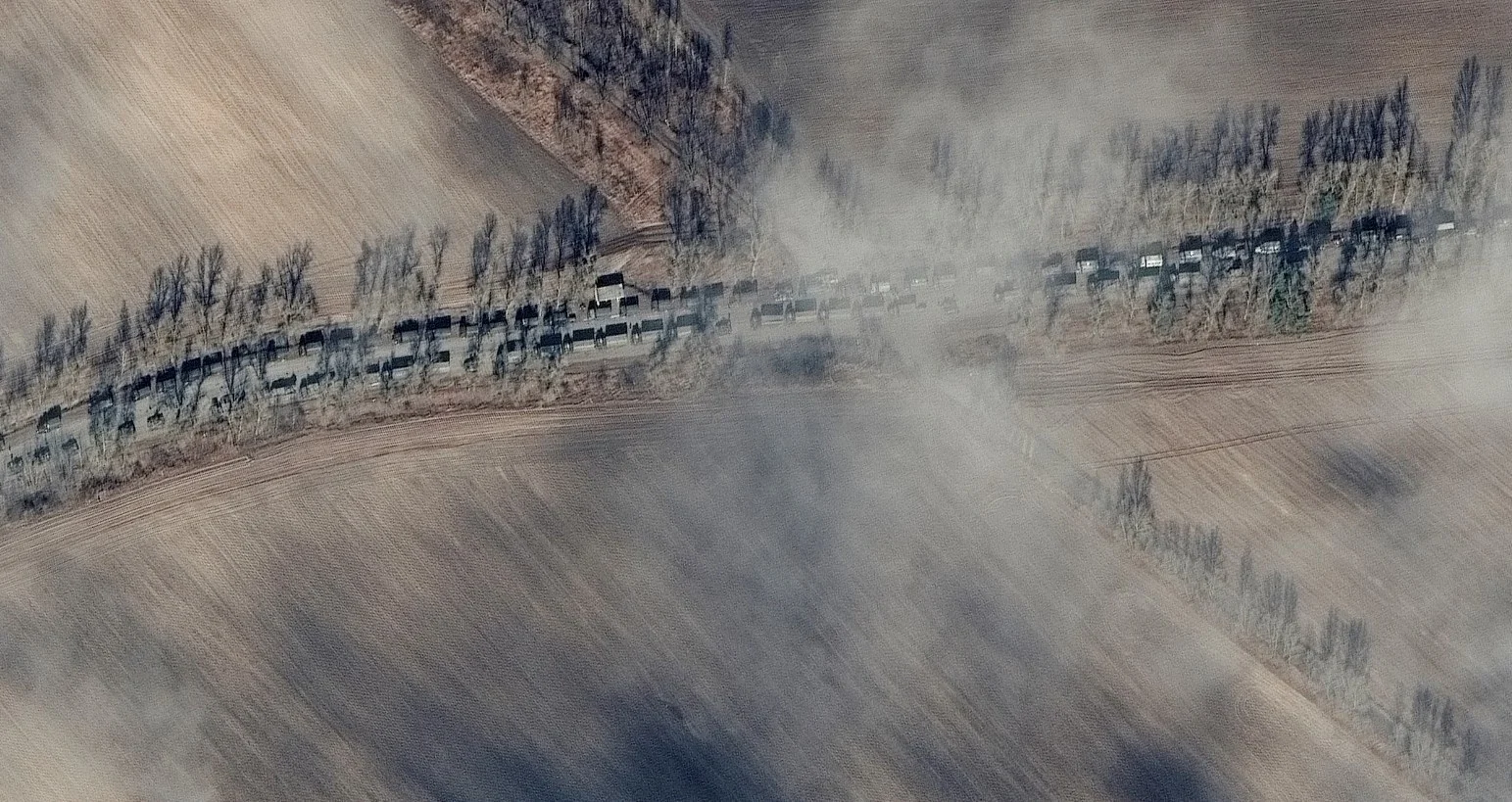 כוחות קרקע רוסיים נראים בתמונת לוויין צועדים לכיוון קייב