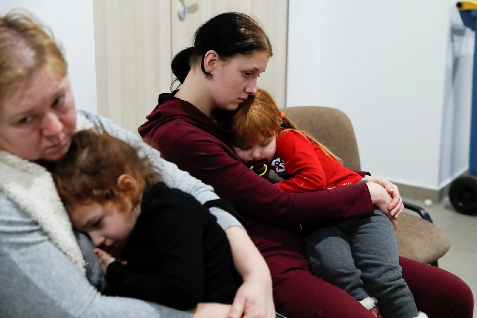 פליטים אוקראינים מגיעים למעבר הגבול עם הונגריה