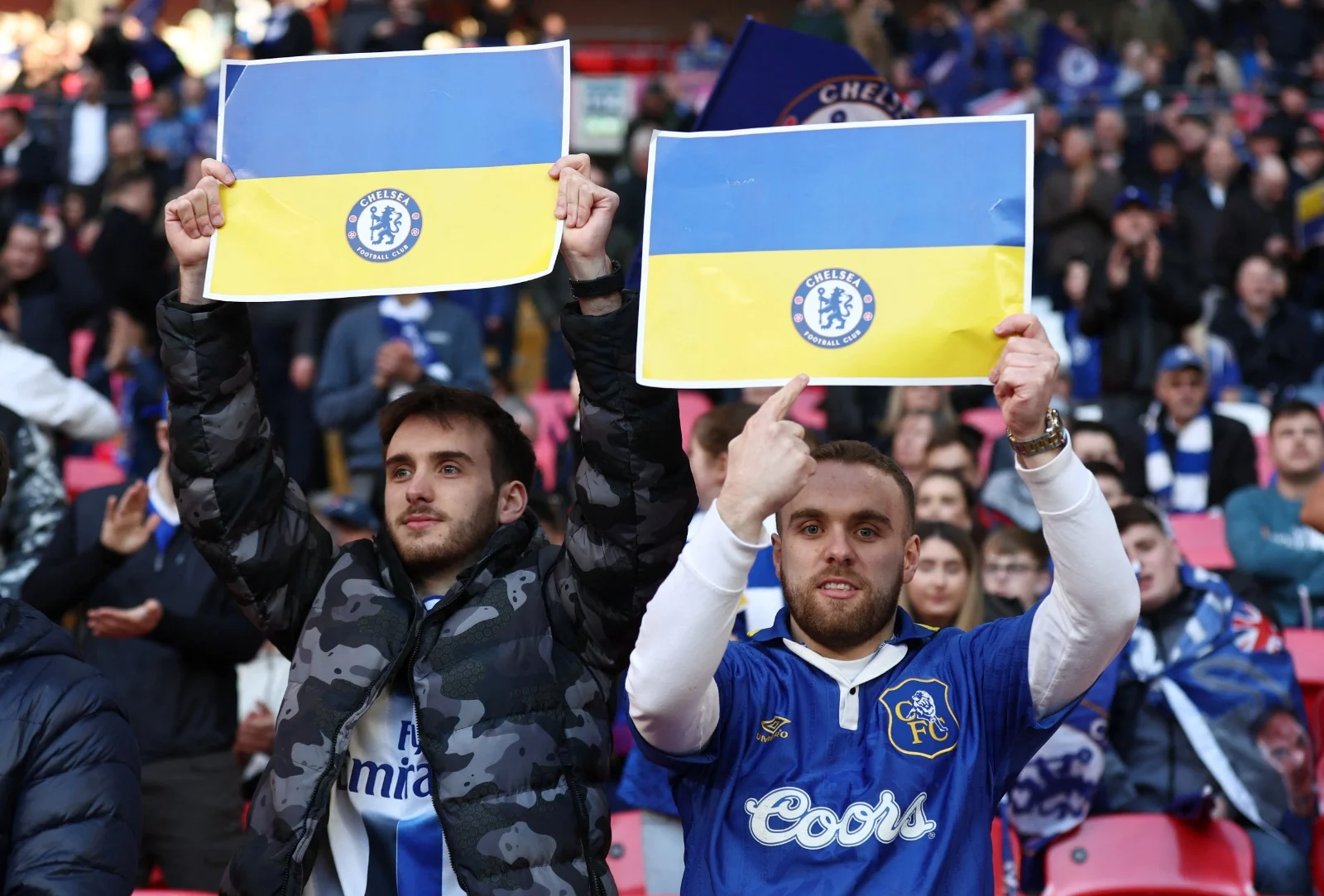 אוהדי צ'לסי במחווה לאוקראינה בתחילת השבוע