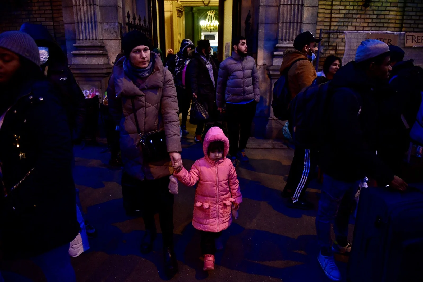 עקורים אוקראינים בתחנת הרכבת בקייב