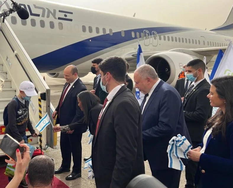 קבלת הפליטים בנתב''ג