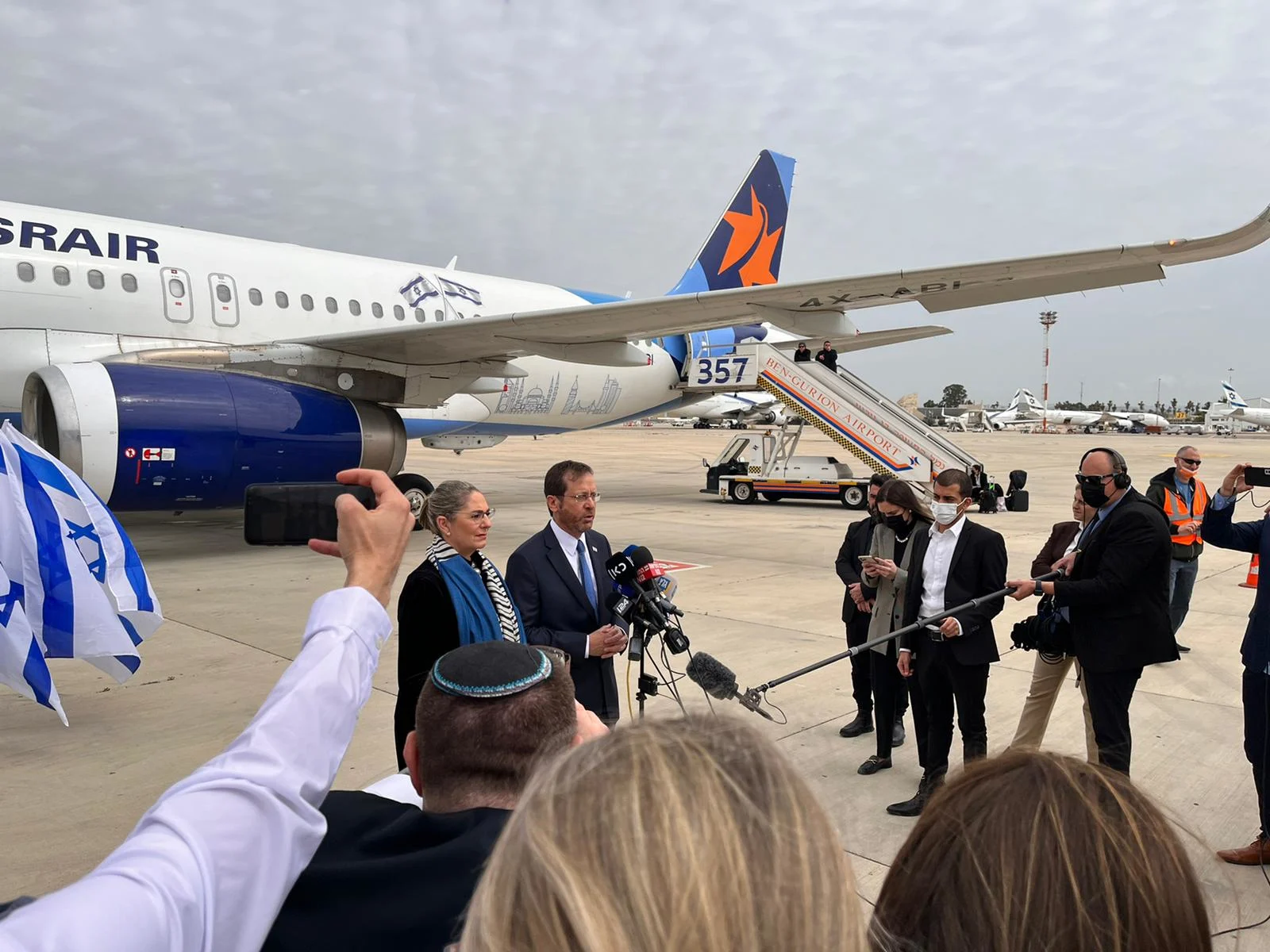 יצחק (בוז'י) הרצוג ממריא עם רעייתו מיכל לטורקיה