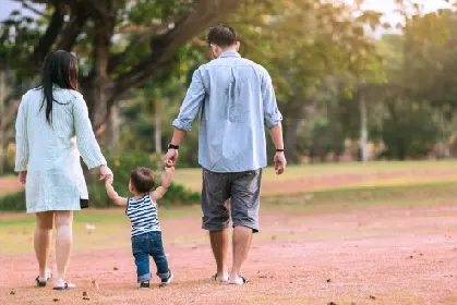 ילד מחזיק ידיים להורים