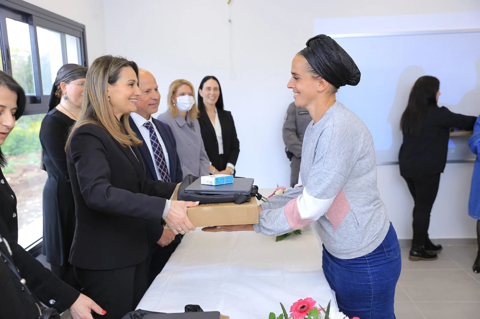 השרה שאשא-ביטון בחלוקת המחשבים בעיר עפולה