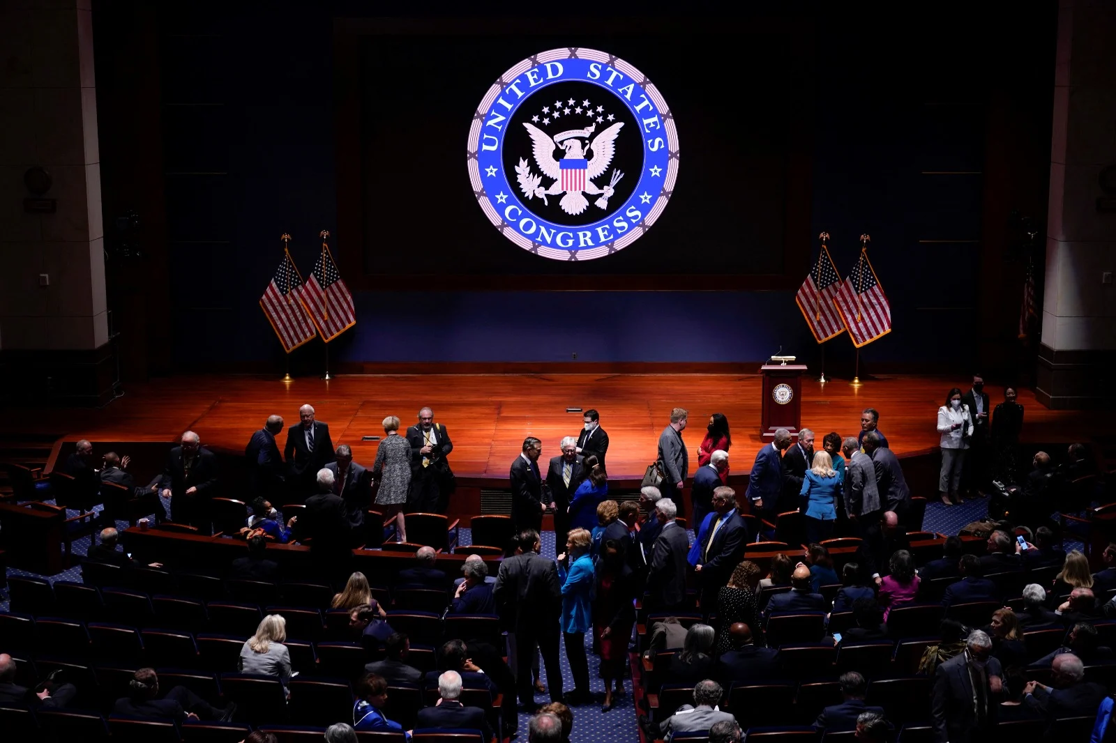 חברי הקונגרס לפני נאומו של זלנסקי