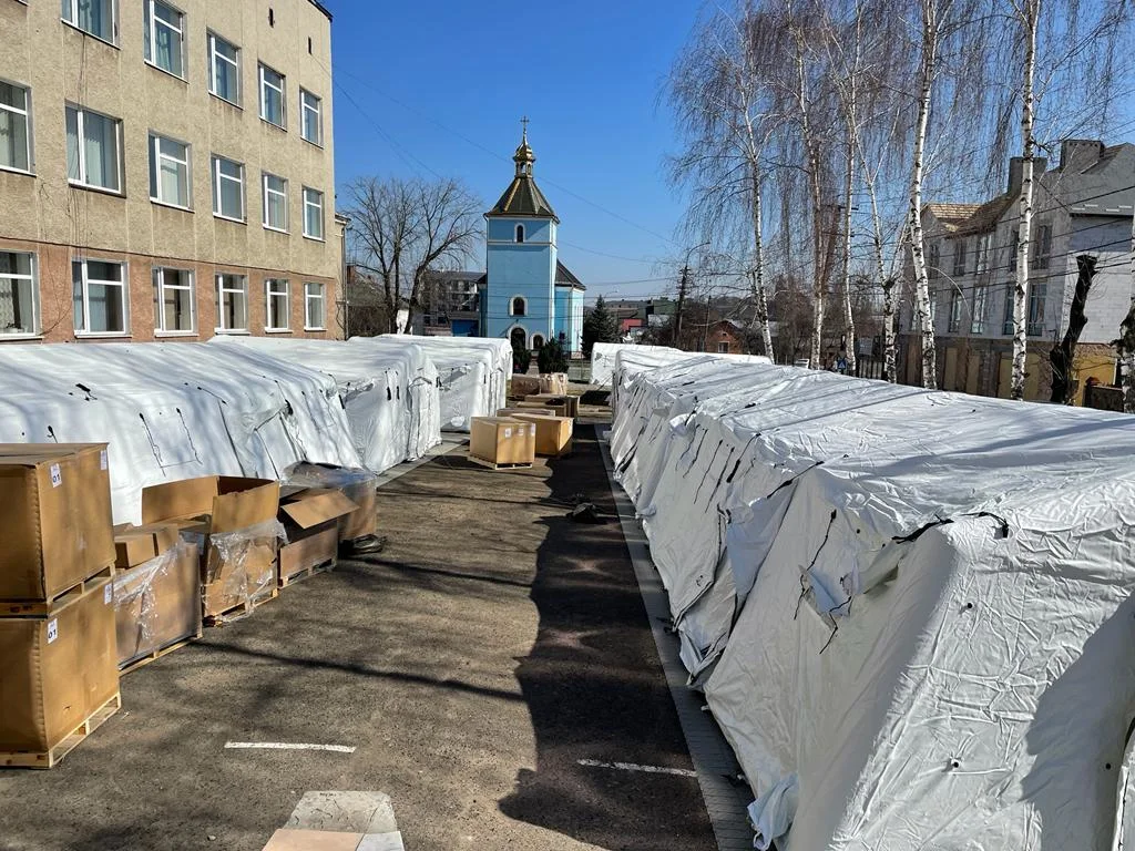 הקמת בית חולים השדה באוקראינה