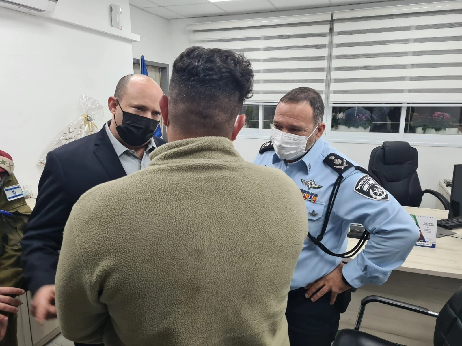 ראש הממשלה נפתלי בנט והמפכ''ל קובי שבתאי בתחנת המשטרה בחדרה