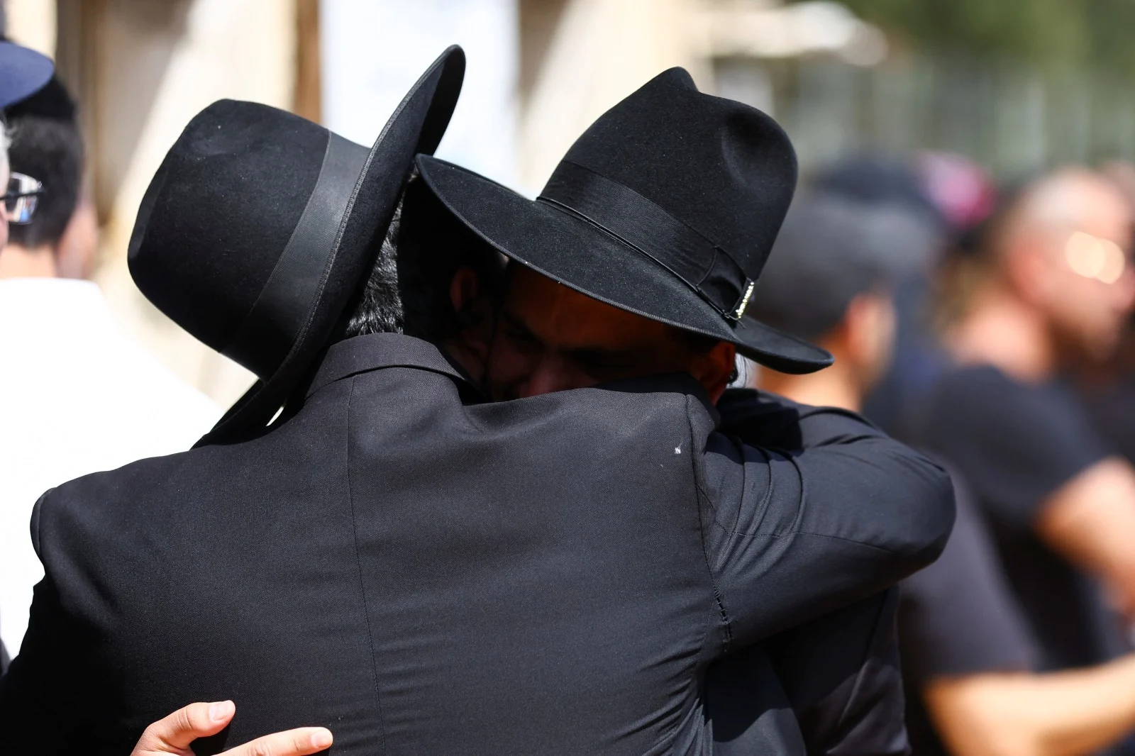 הלוויה חרדים בני ברק חיבוק