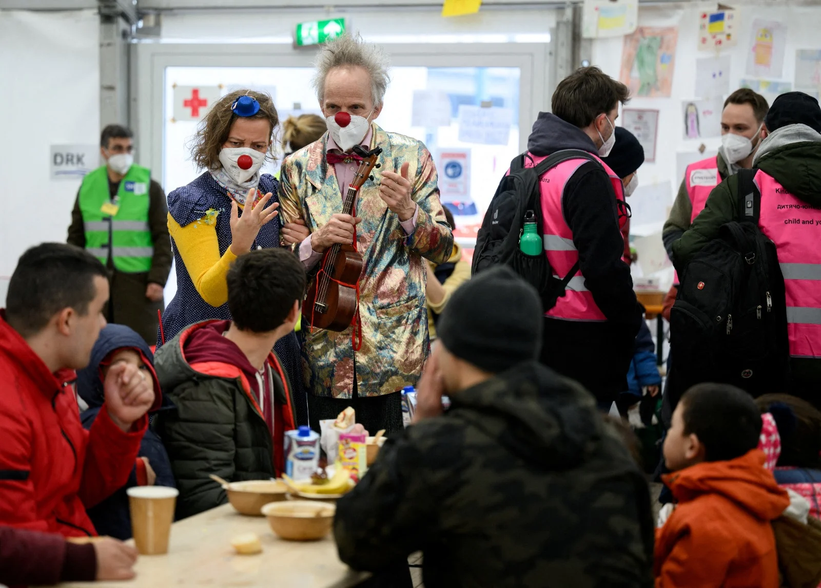 ליצן רפואי ליצנים רפואיים פליטים אוקראינים אוקראינה