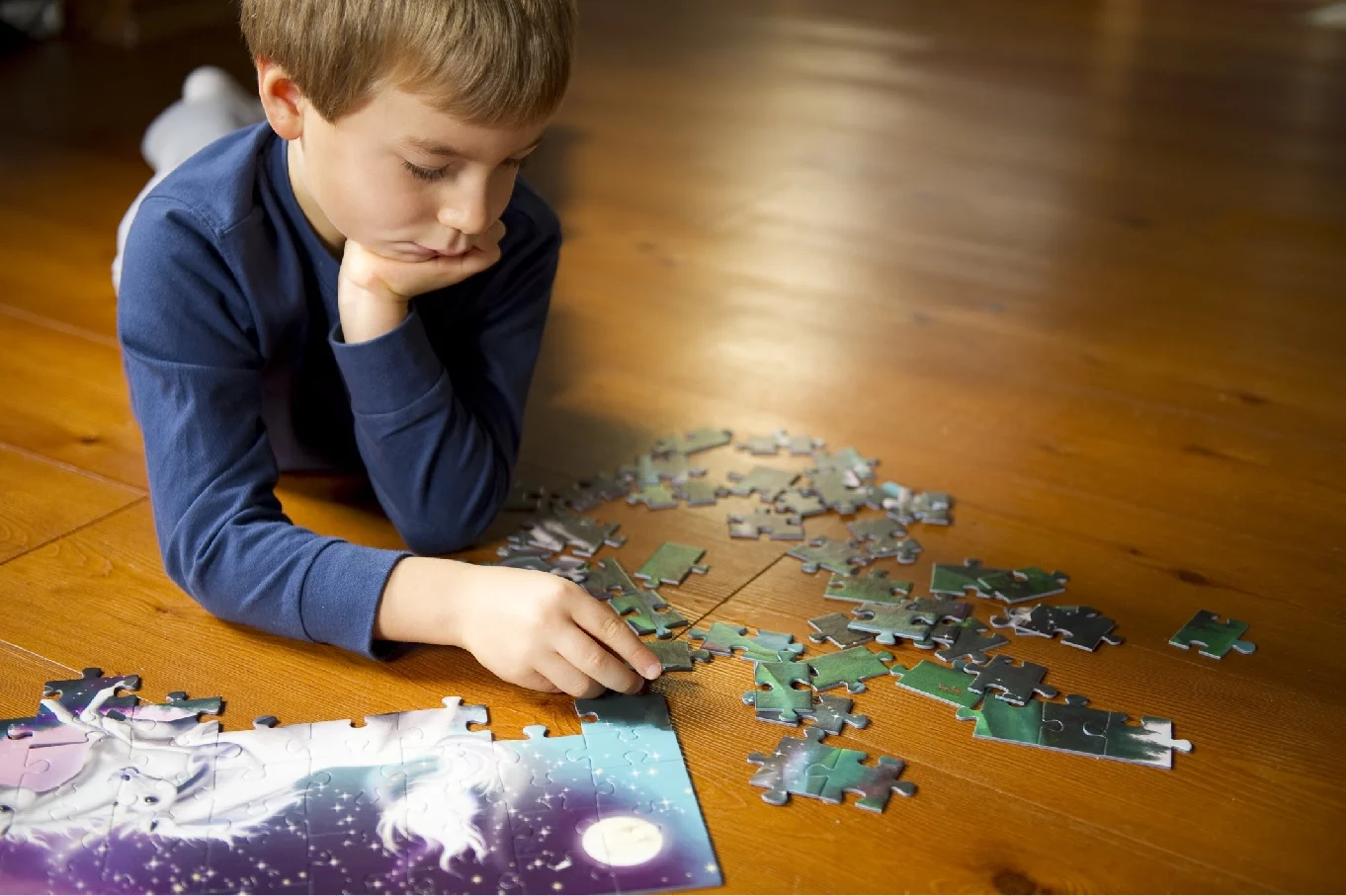 ילד בונה פאזל