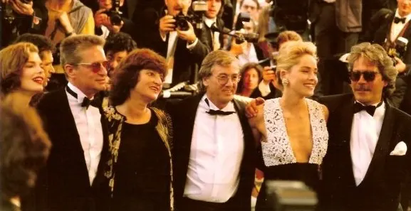 במאי ''אינסטינקט בסיסי'' במאי פול ורהובן עם שרון סטון ומייקל דגלאס בפסטיבל קאן, 1992