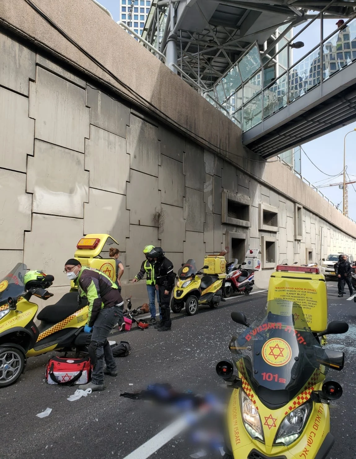 פועל נפל מגשר לדרך איילון