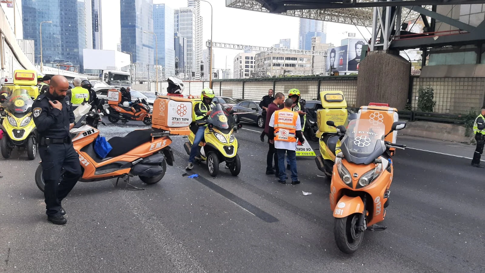 פועל נפל מגשר לדרך איילון