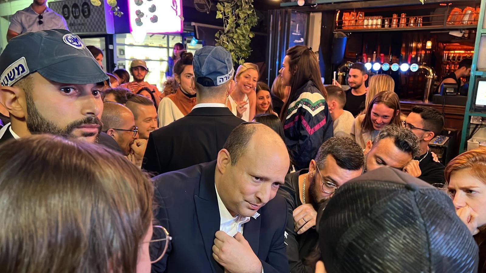 ראש הממשלה בנט בביקור בבר האילקה בת''א שבו אירע הפיגוע