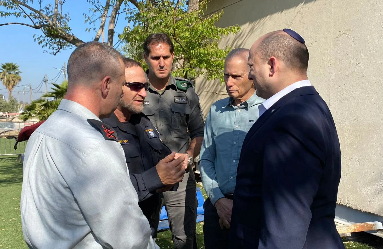 רה''מ נפתלי בנט, שר הבט''פ עמר בר-לב והמפכ''ל קובי שבתאי בהערכת מצב