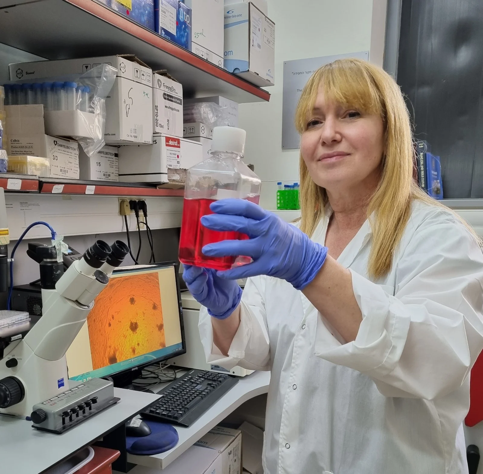 יום הקנאביס הבינלאומי -פרופ' חננית קולטאי במעבדות המחקר