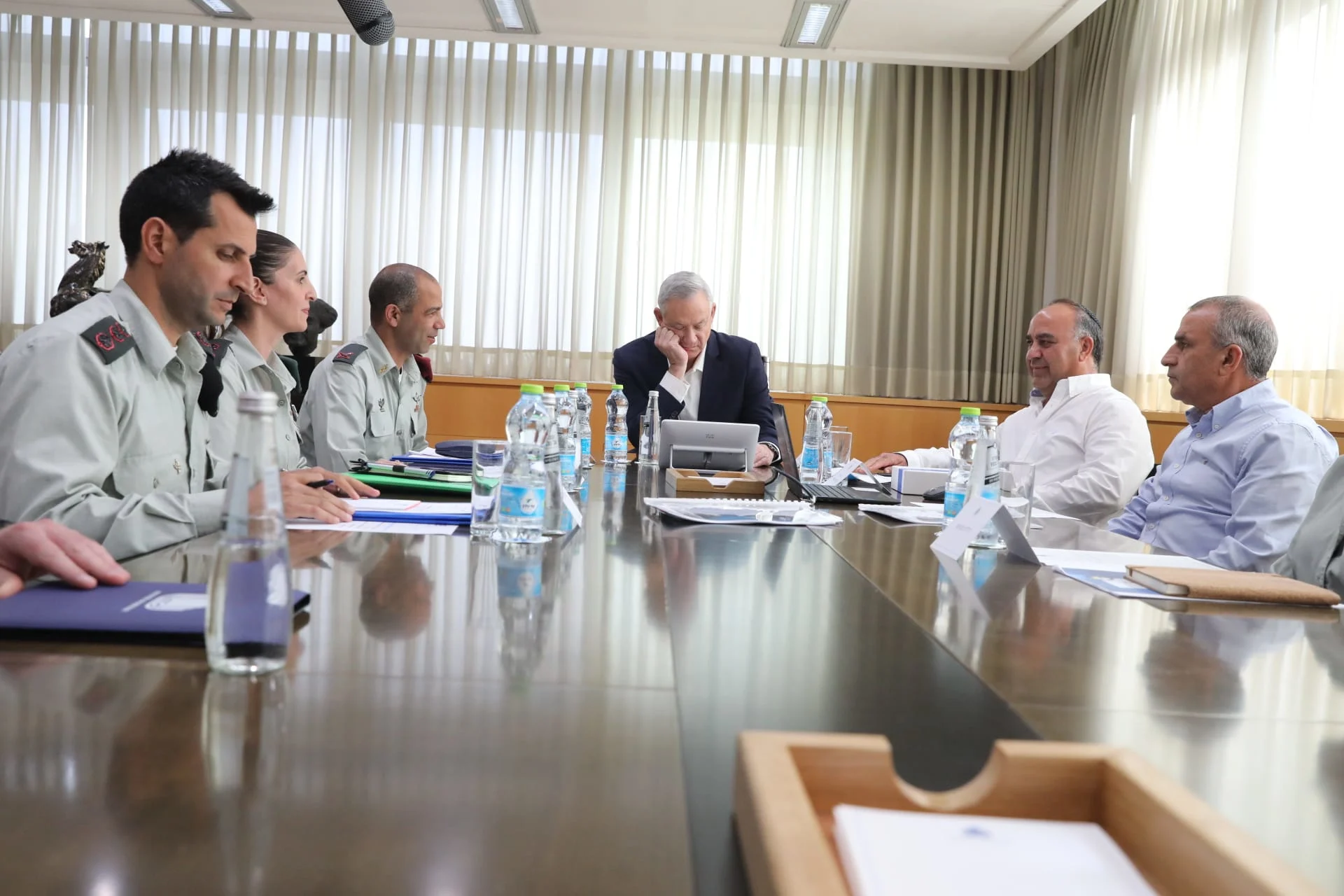 שר הביטחון בני גנץ בהכנות ליום הזיכרון