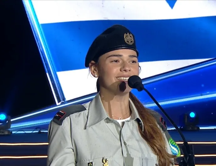 סגן הדר כהן משיאה את המשואה