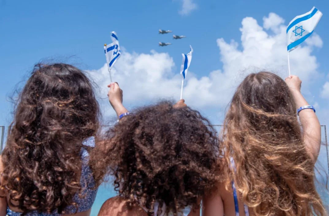 ילדים צופים במטס חיל האוויר המסורתי