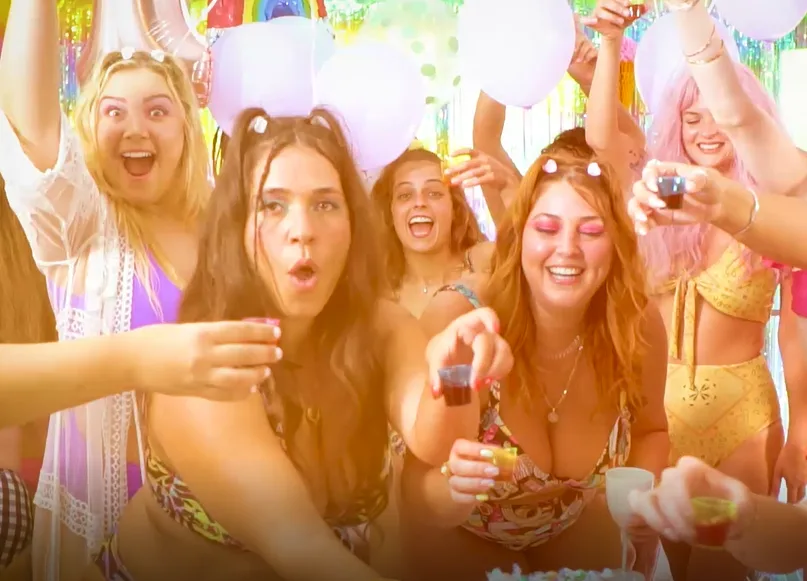 הנשים שמסרבות להסתיר את גופן בקיץ