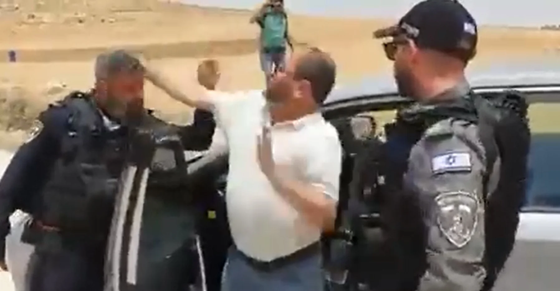ח''כ עופר כסיף מכה שוטר