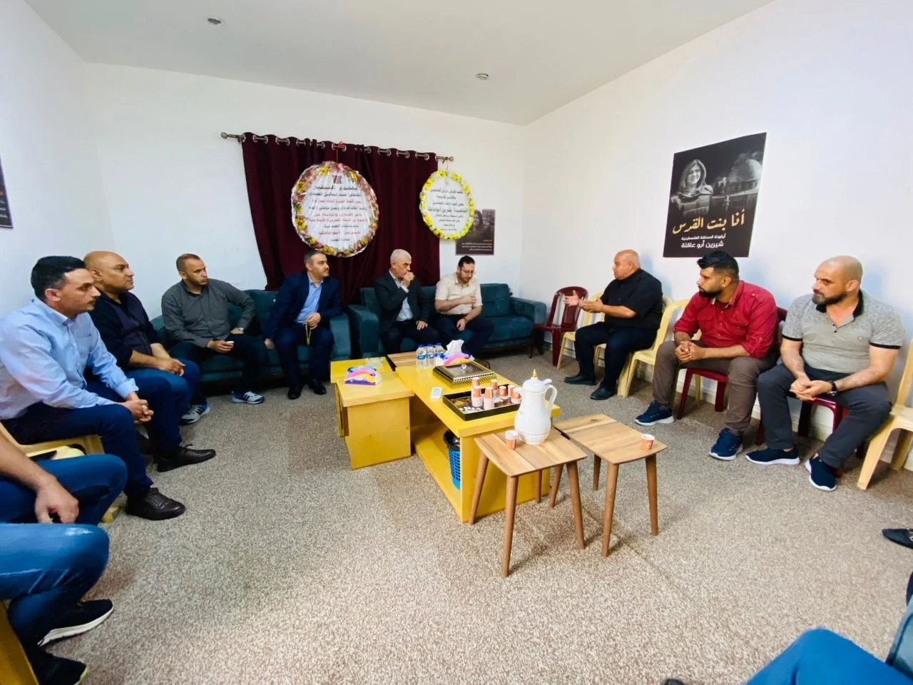 יחיא סינוואר, מנהיג חמאס בעזה, בביקור במשרדי אל ג'זירה בעזה