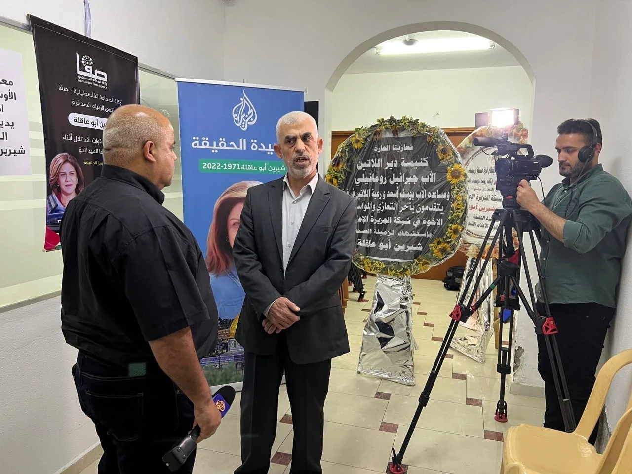 יחיא סינוואר, מנהיג חמאס בעזה, בביקור במשרדי אל ג'זירה בעזה