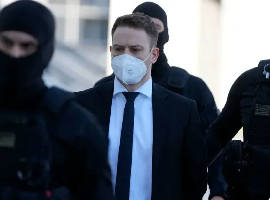 טייס יווני רצח את אשתו